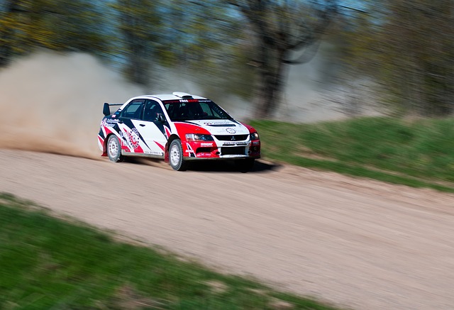sportovní automobil při jízdě