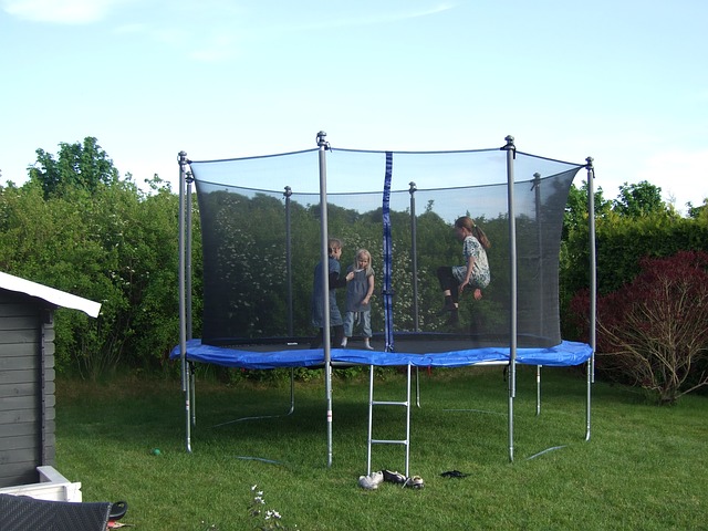 trampolína, šport, záhrada.jpg