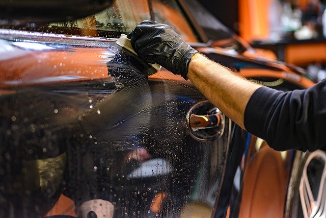 Muž čistí svoje auto.jpg